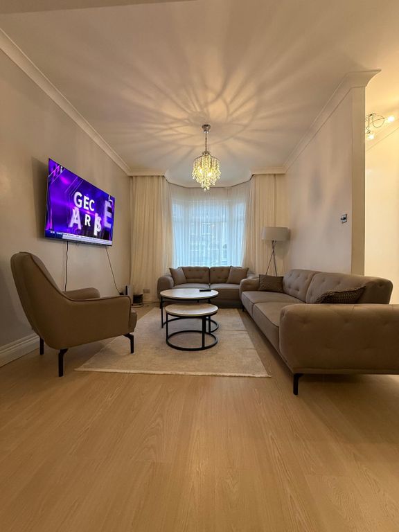 Property photo 1 of 11 2 Bed Terraced House To Rent Lancaster Road, London N18