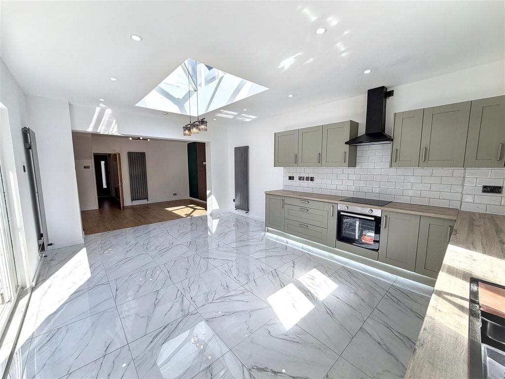 Property photo 3 of 19 Kitchen