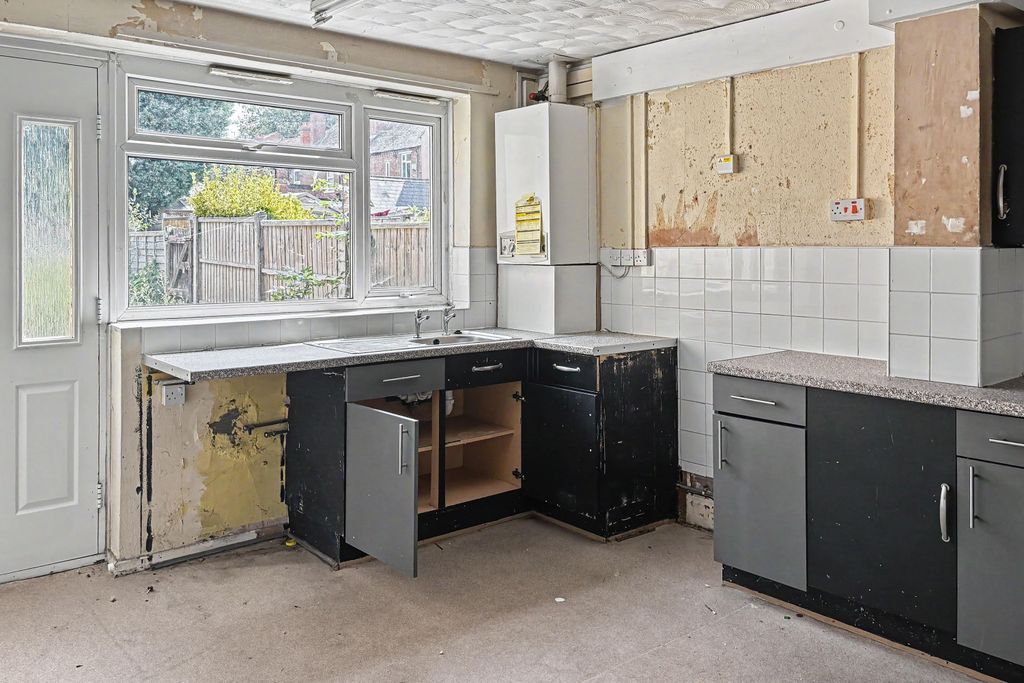 Property photo 2 of 11 4 Avenue Road, Darlaston, Wednesbury, West Midlands, Ws10 8Ar