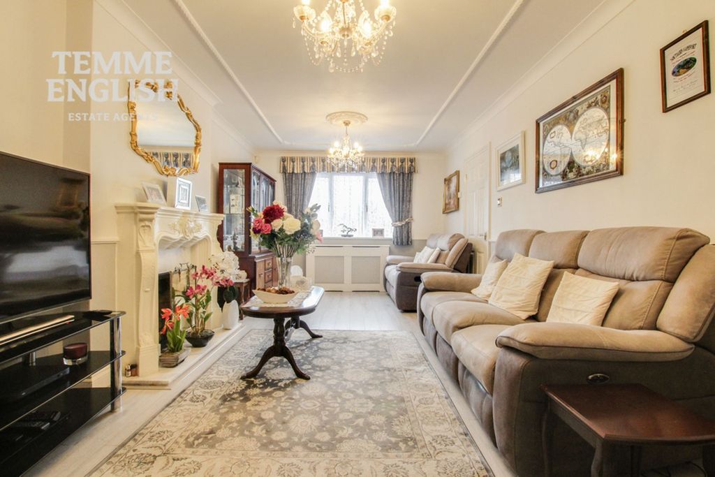 Property photo 3 of 27