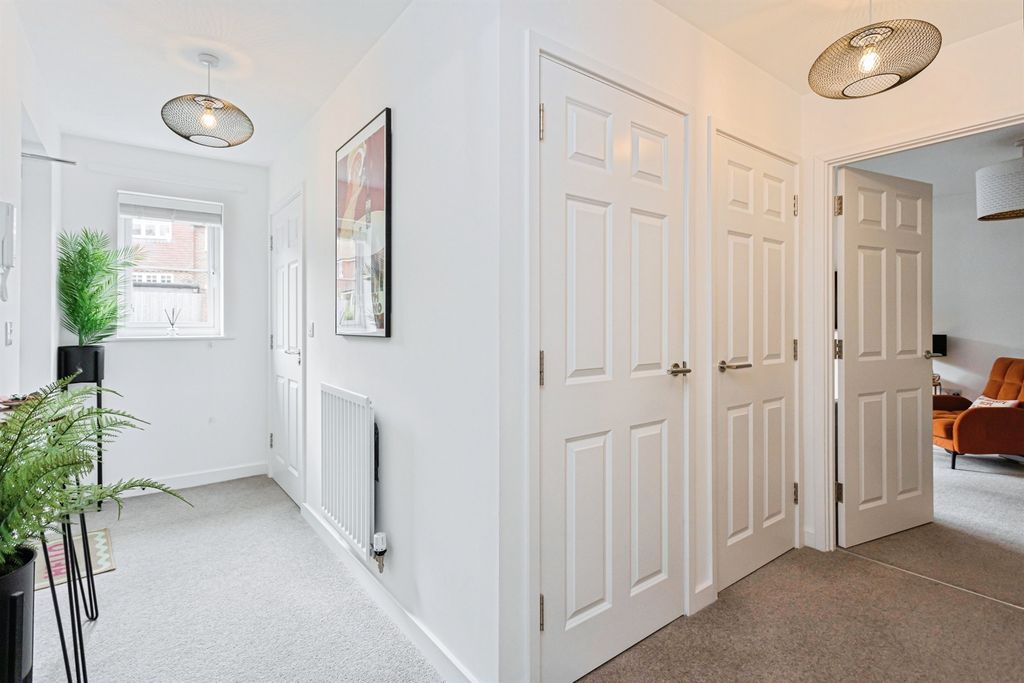 Property photo 3 of 17 Entrance Hall