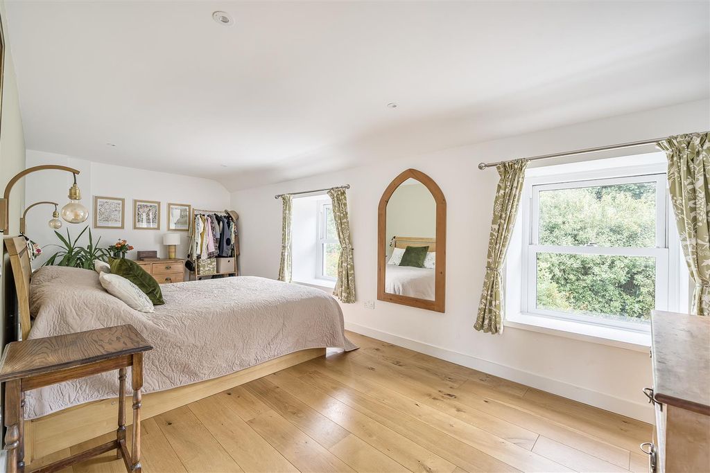 Property photo 3 of 32