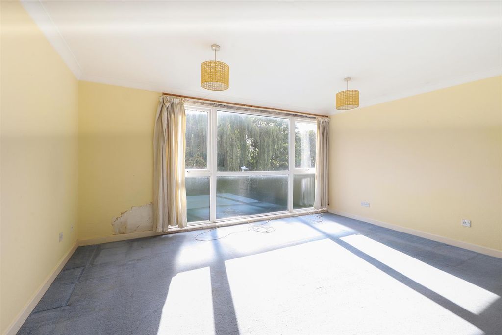 Property photo 3 of 7 Hawksworth Close