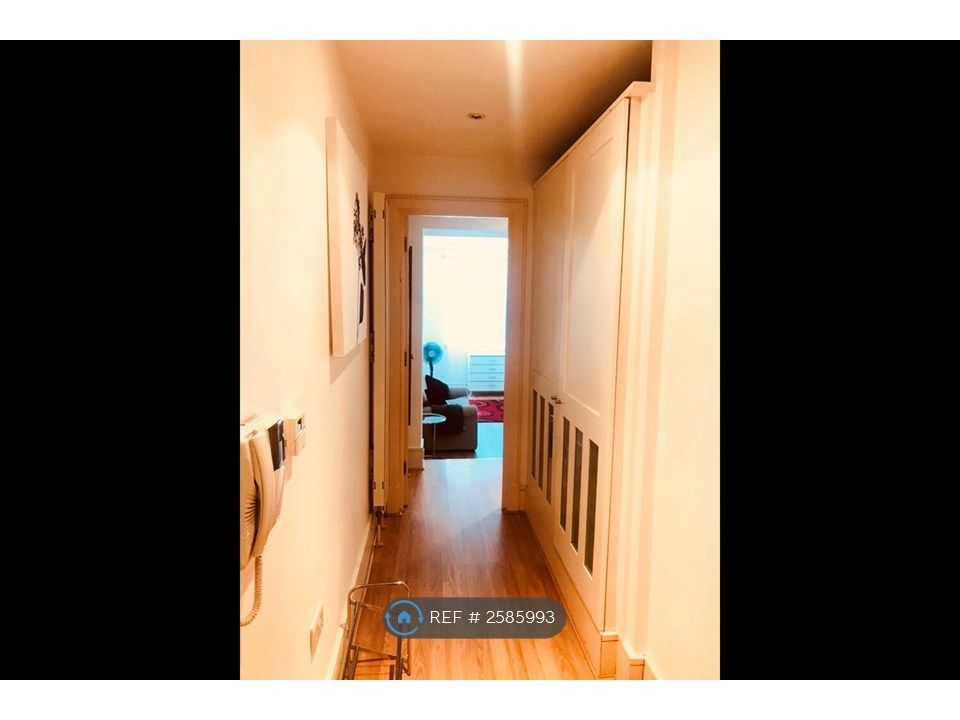 Property photo 1 of 7 Hallway