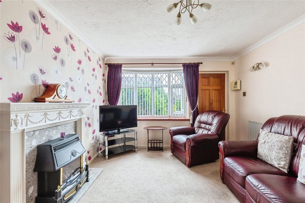 Property photo 3 of 18 Lounge