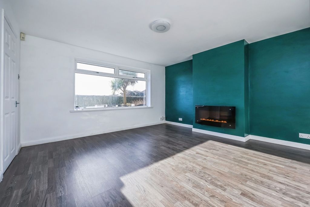 Property photo 3 of 14 Lounge