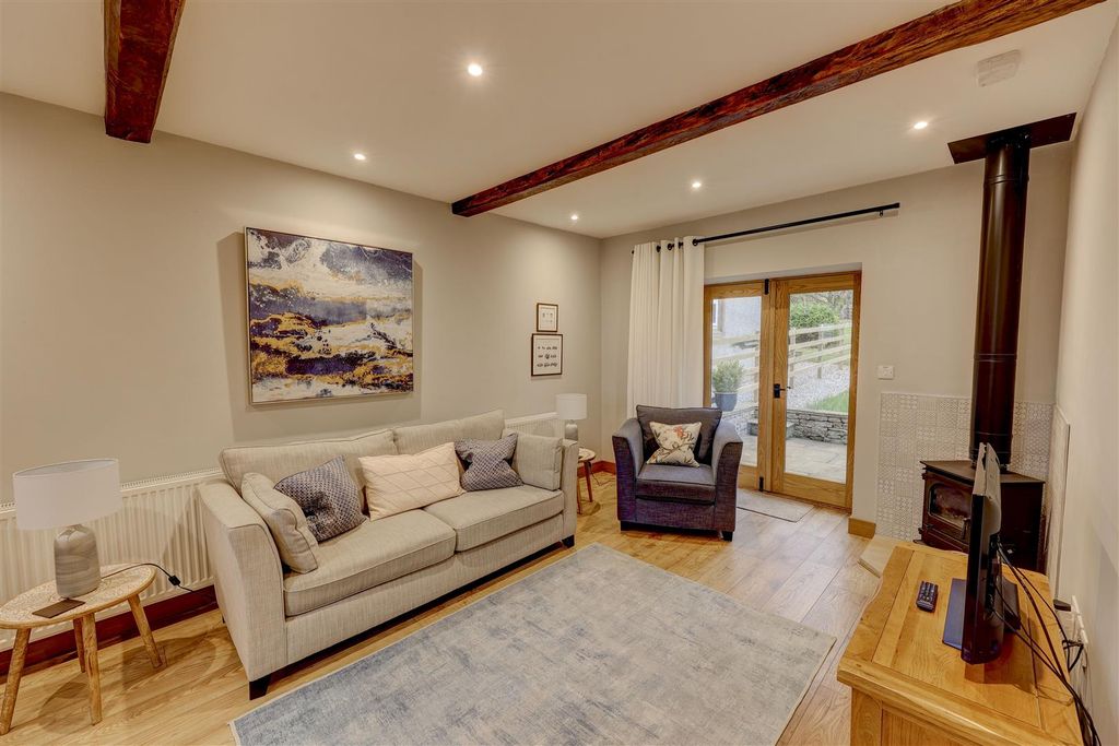 Property photo 3 of 16 Lounge