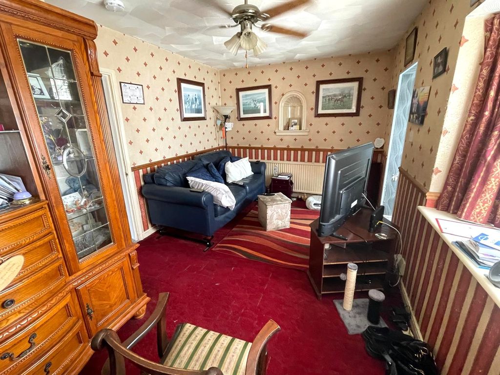 Property photo 2 of 8 2. Lounge