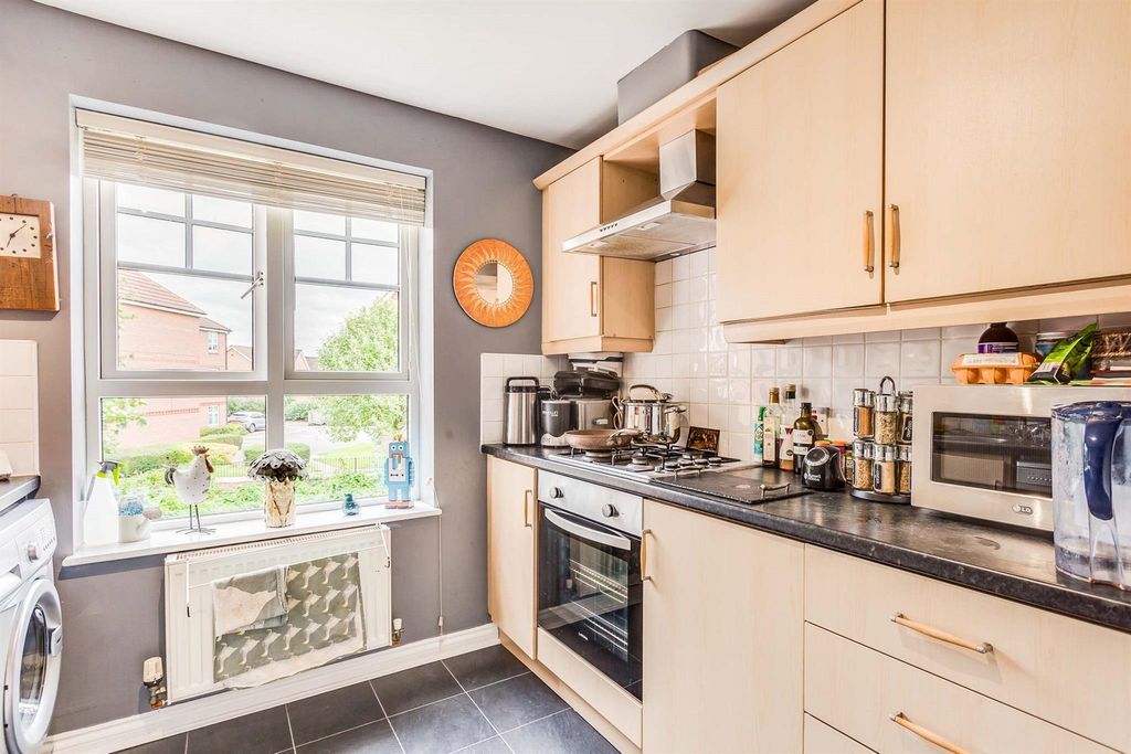 Property photo 3 of 10 Kitchen