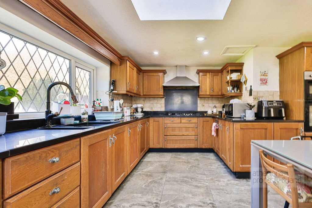 Property photo 2 of 32