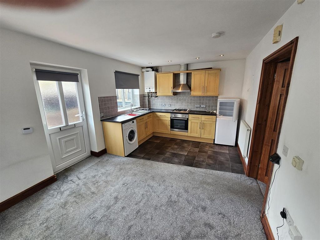 Property photo 3 of 7 Kitchen Lounge