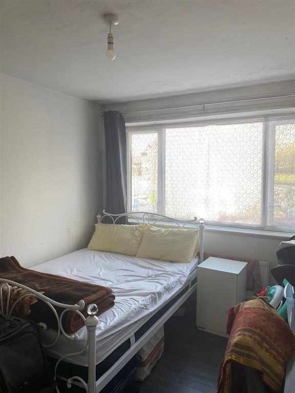 Property photo 2 of 6 Bedroom