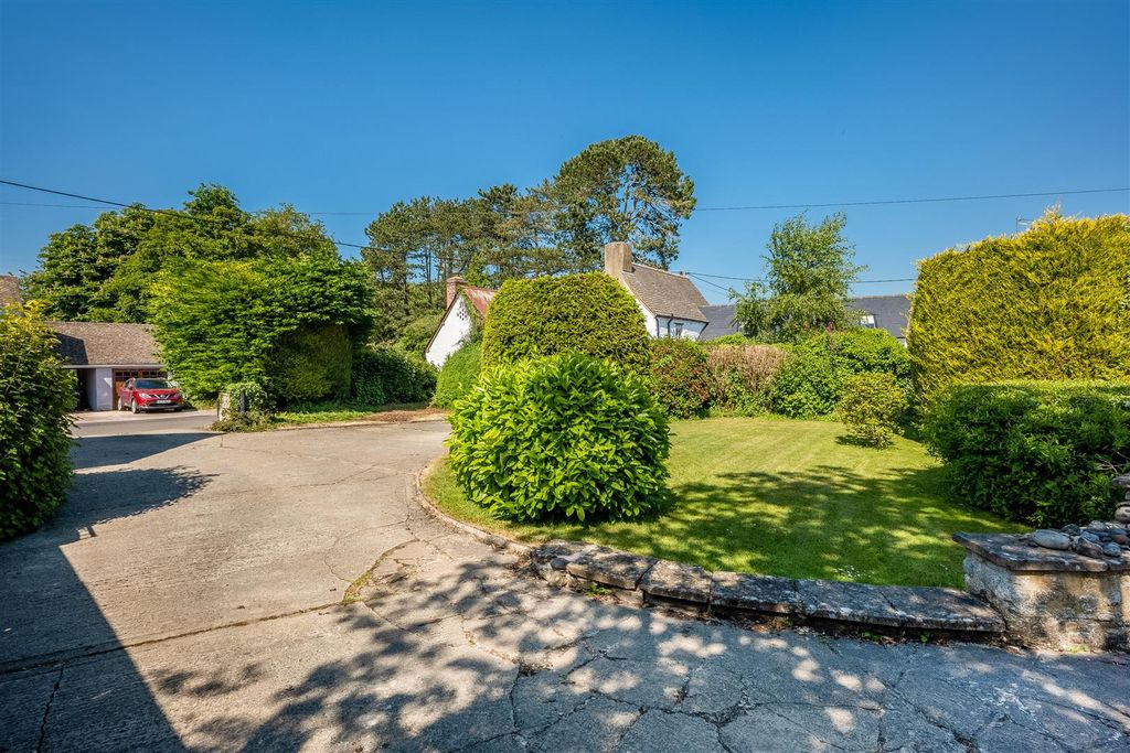 Property photo 2 of 20 Front Driveway.Jpg
