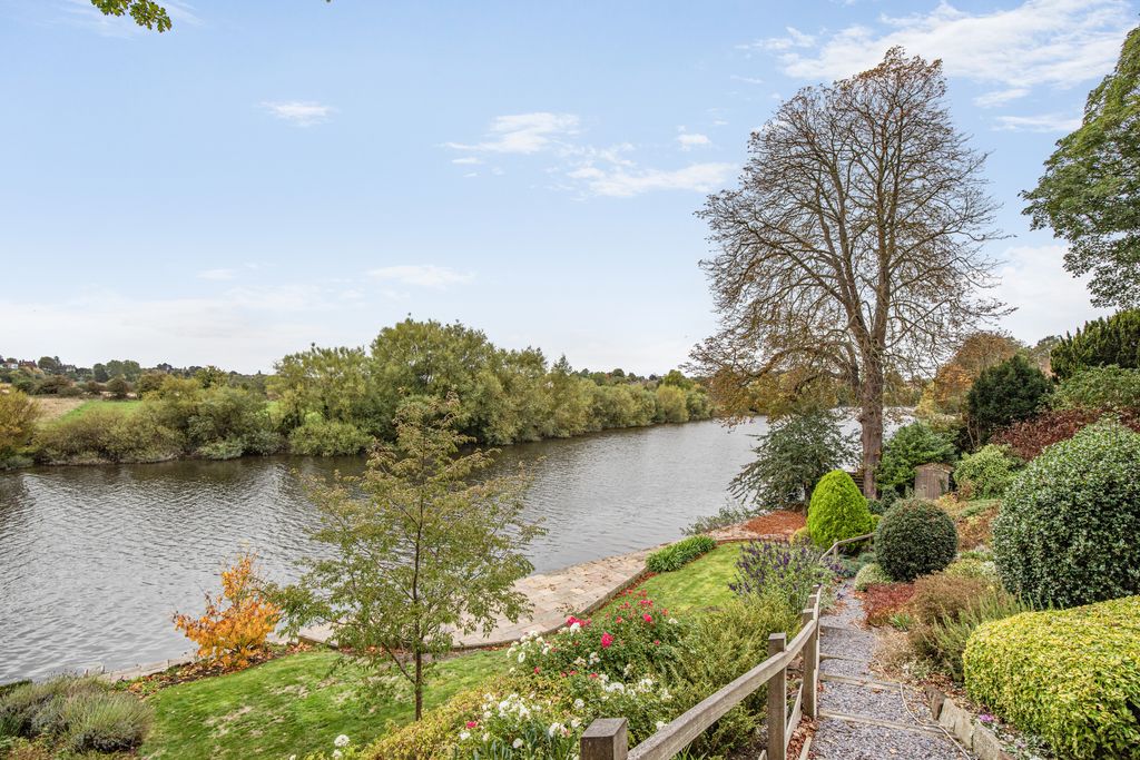 Property photo 3 of 13 Communal Gardens
