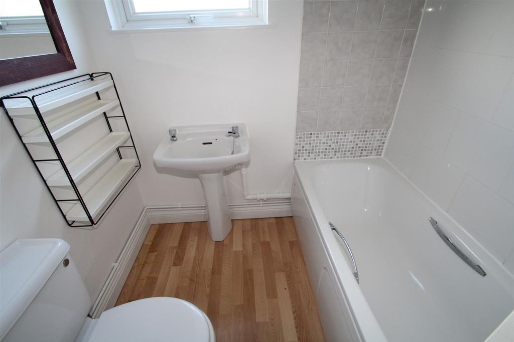 Property photo 3 of 9 Bathroom.Jpg
