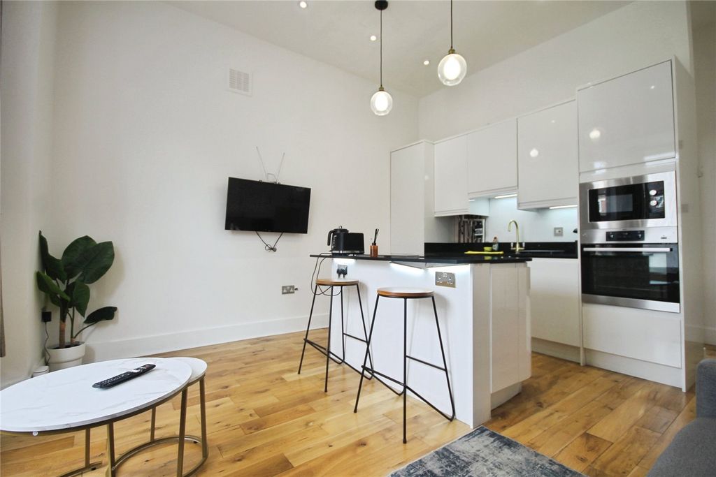 Property photo 3 of 11 Reception/Kitchen