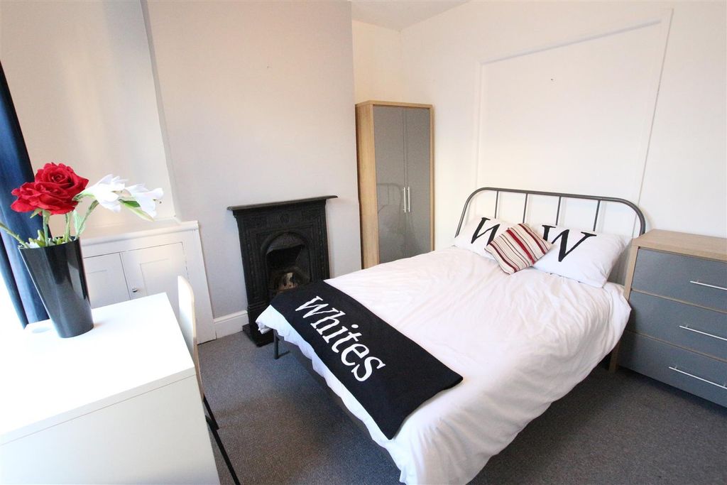 Property photo 2 of 10 Bedroom One