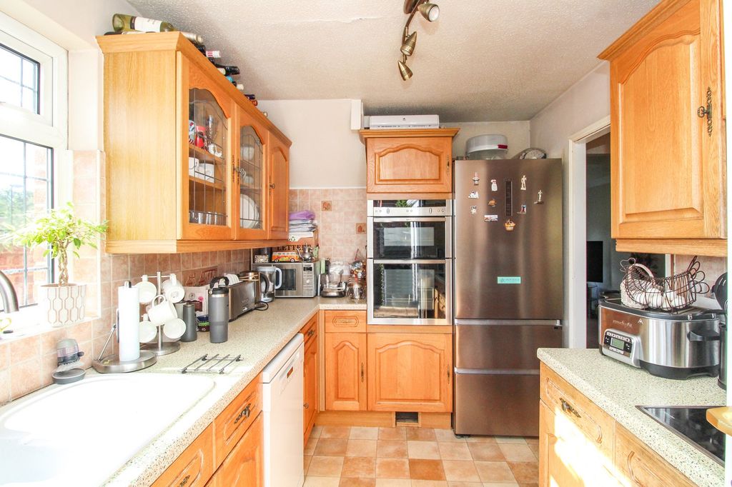 Property photo 2 of 11 Kitchen