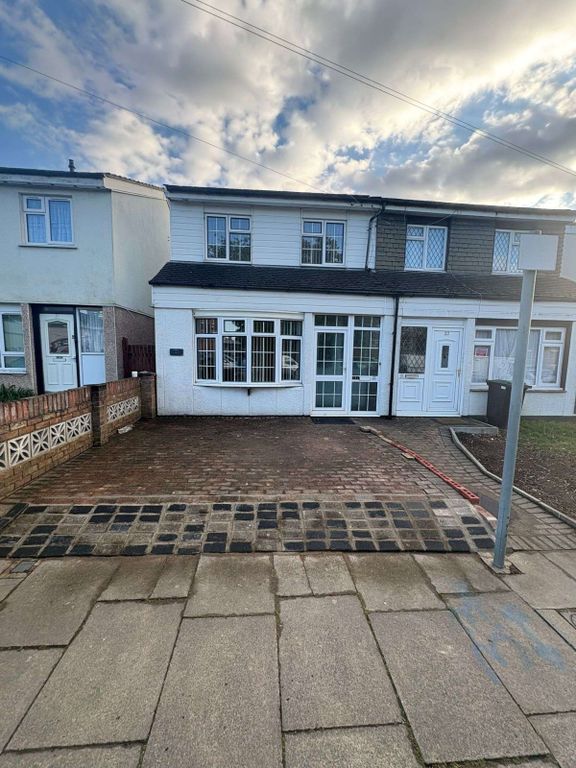 Property photo 1 of 18 Beautifully Refurbished 3 Bed Semi-Detached - Lu4