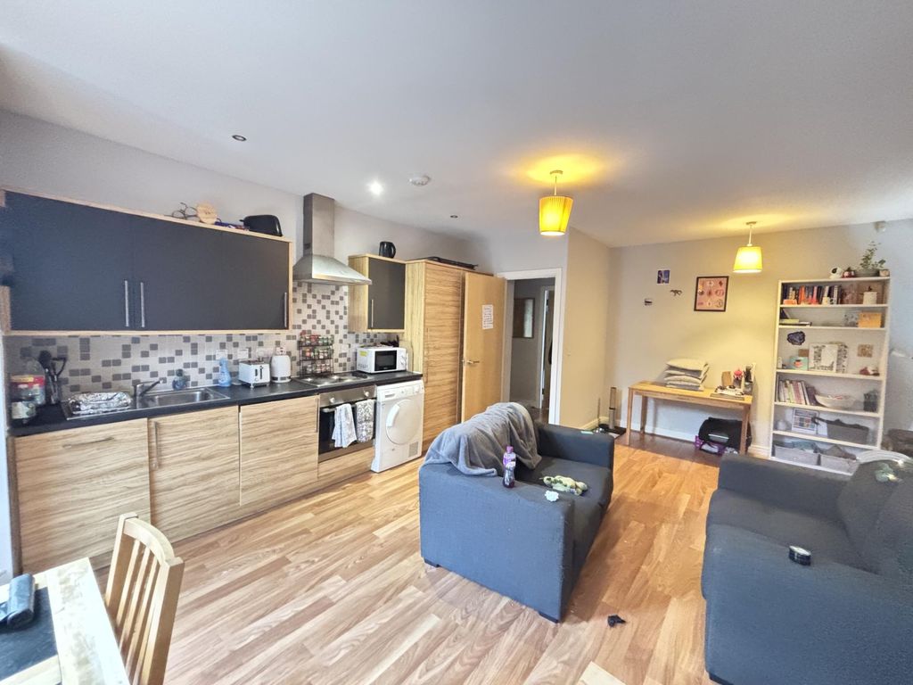 Property photo 2 of 15 A Bright, Contemporary Living Room With Comfortabl...