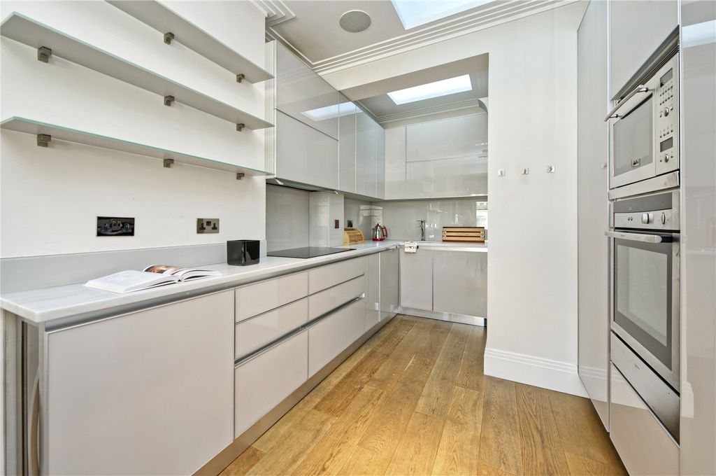Property photo 3 of 11 Kitchen