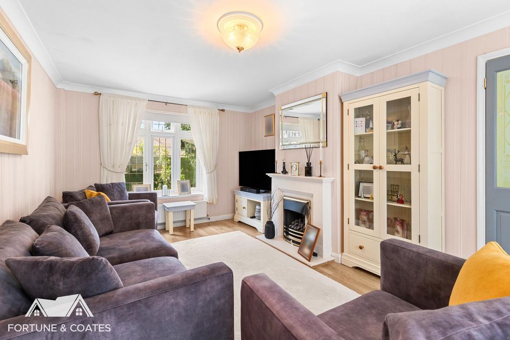 Property photo 3 of 18 Beaconfieldway_4.Jpg