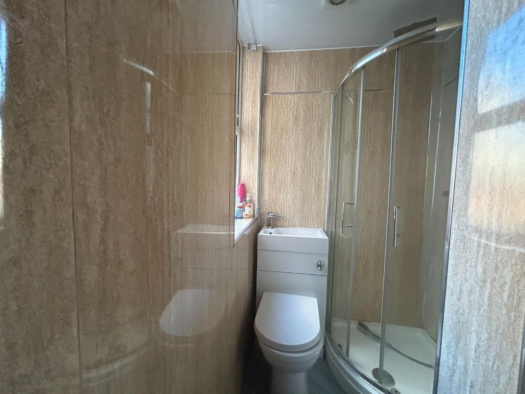 Property photo 1 of 8 Bathroom.Jpeg