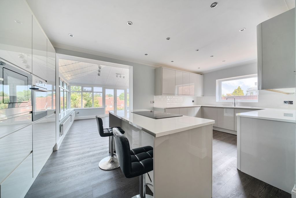 Property photo 3 of 12 1311940-10-6851c0Ea73203