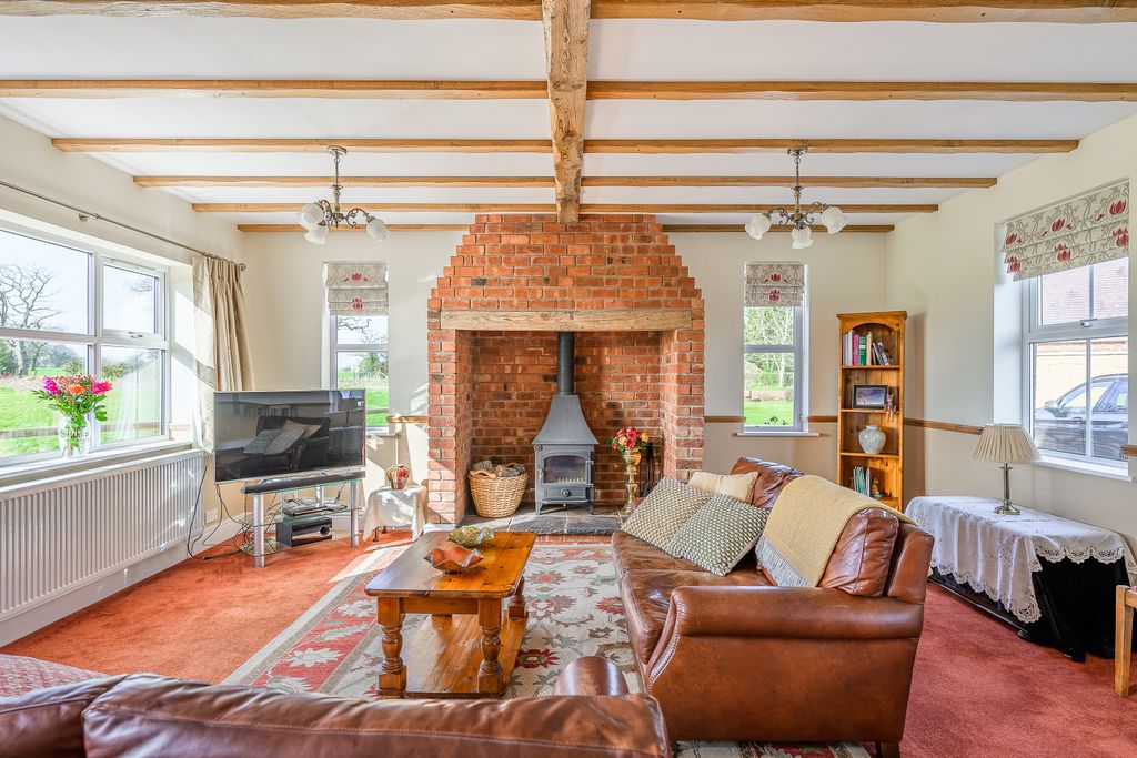 Property photo 3 of 28 Lounge