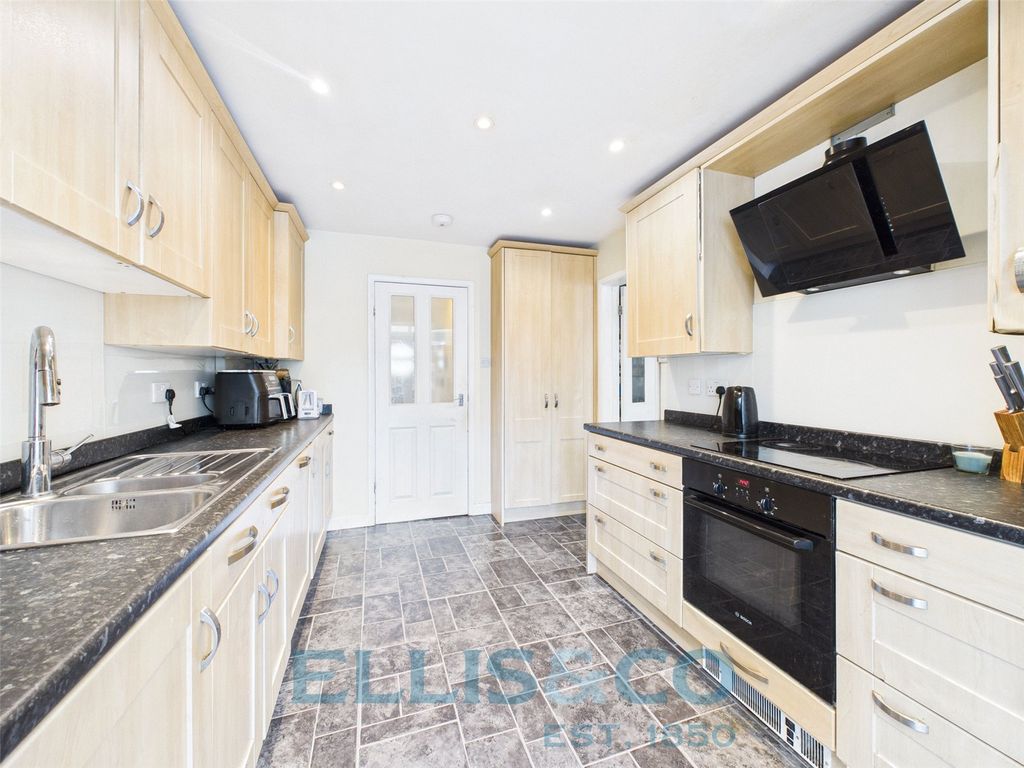 Property photo 2 of 16 Picture No. 13