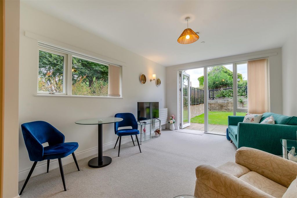 Property photo 3 of 16 8658266-Interior02.Jpg