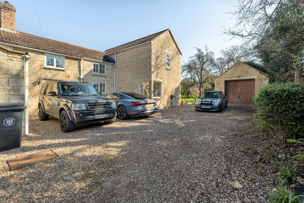 Property photo 3 of 26