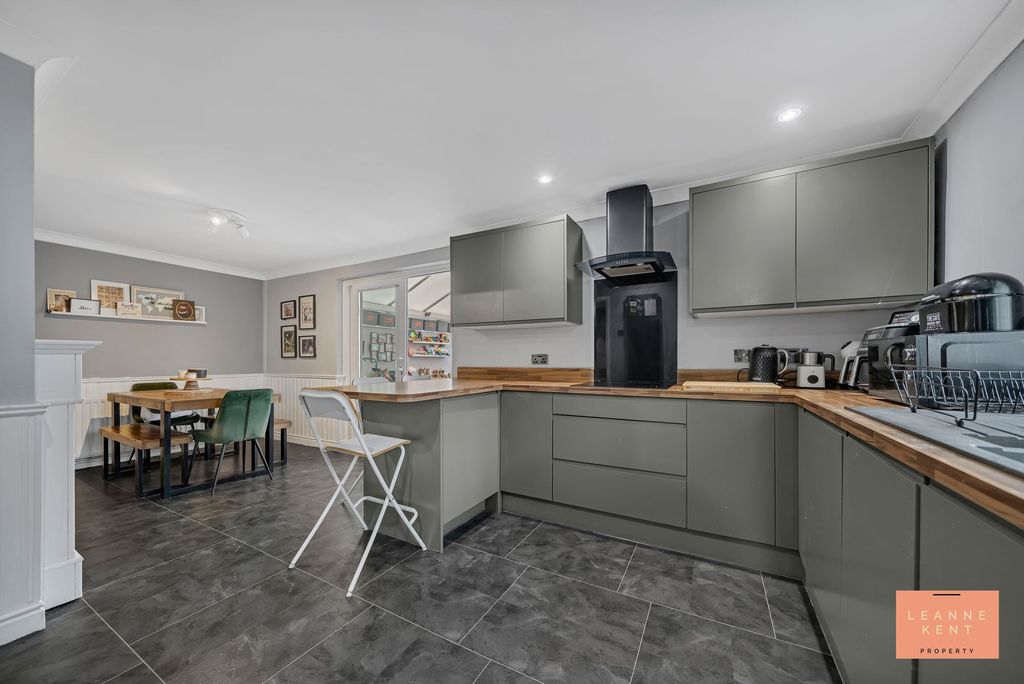 Property photo 3 of 32