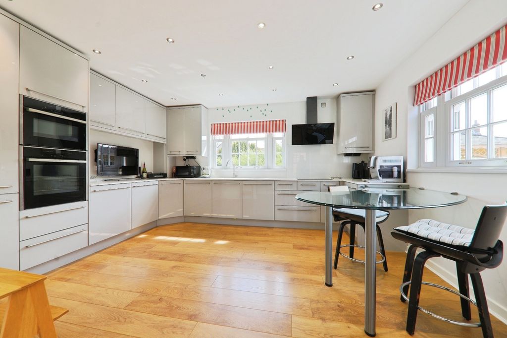 Property photo 2 of 20 3237645