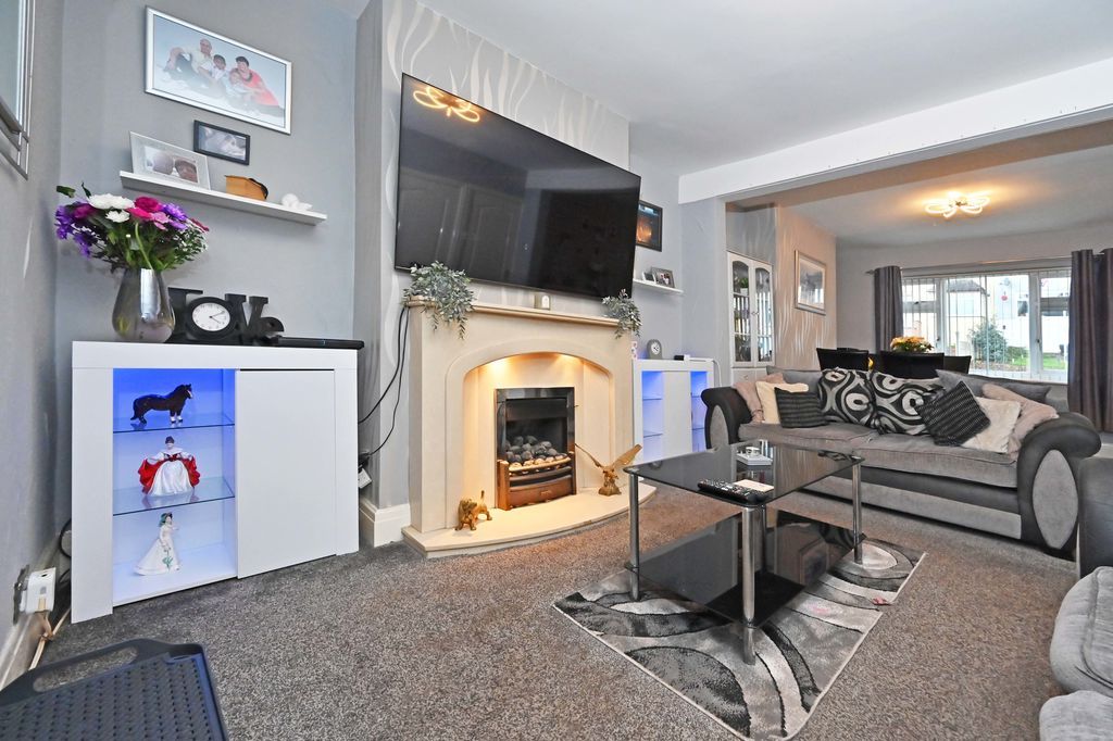 Property photo 3 of 25 Lounge