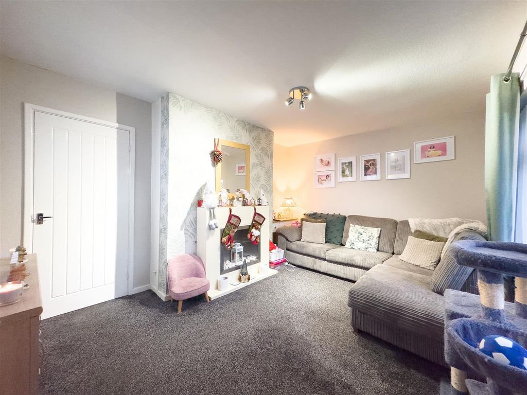 Property photo 3 of 7 Living Room