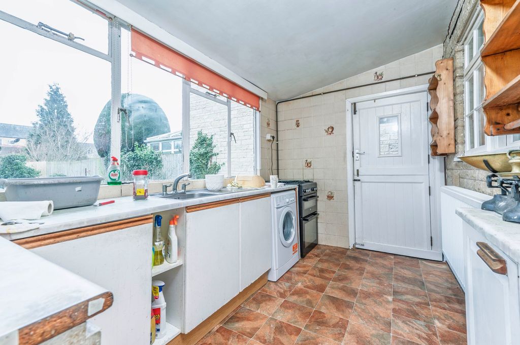 Property photo 3 of 17 Kitchen