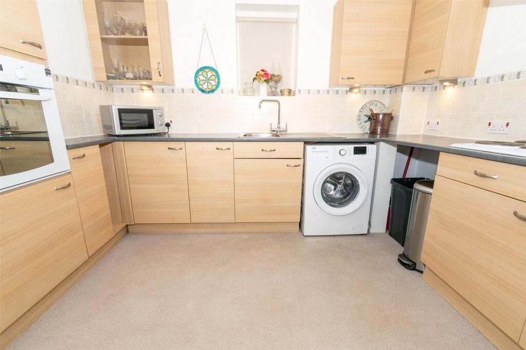 Property photo 3 of 9 Kitchen