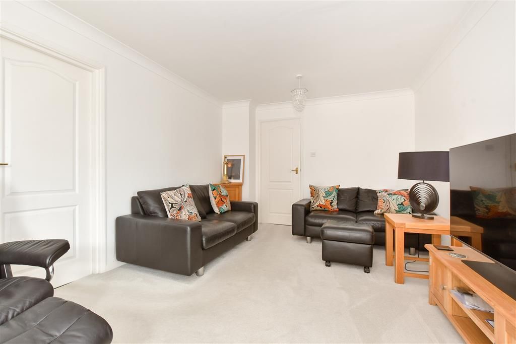 Property photo 3 of 10 Lounge