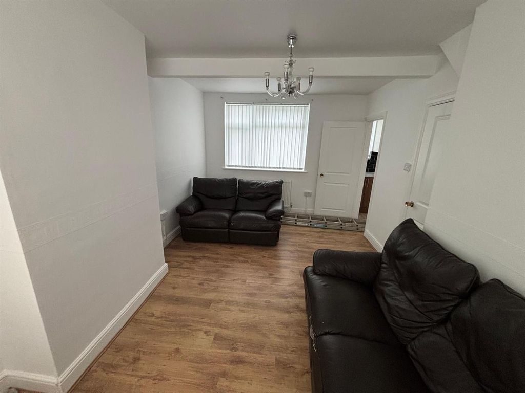 Property photo 1 of 11 Living Room