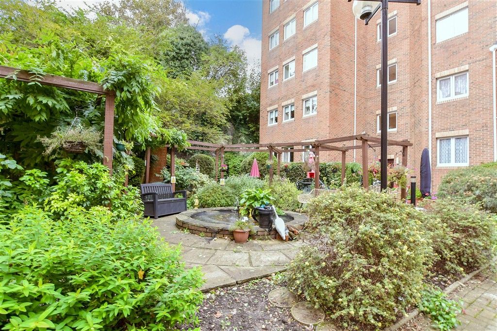 Property photo 3 of 7 Communal Gardens