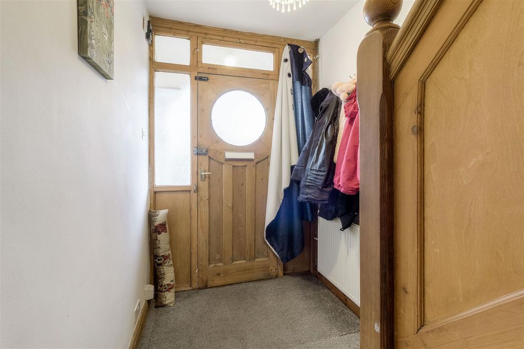 Property photo 2 of 14 Entrance Hall