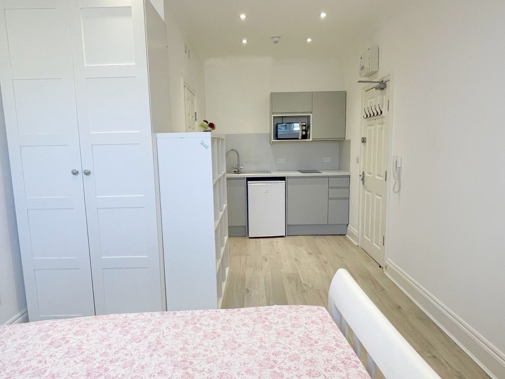 Property photo 2 of 5 Open Plan Bedroom/Living Room/Kitchen