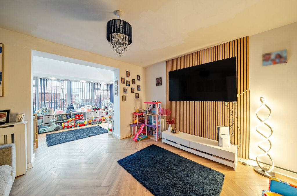 Property photo 3 of 18 Lounge