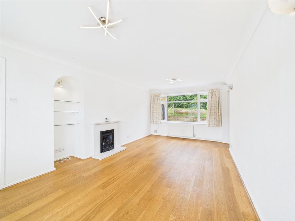 Property photo 3 of 19 Lounge .Jpg