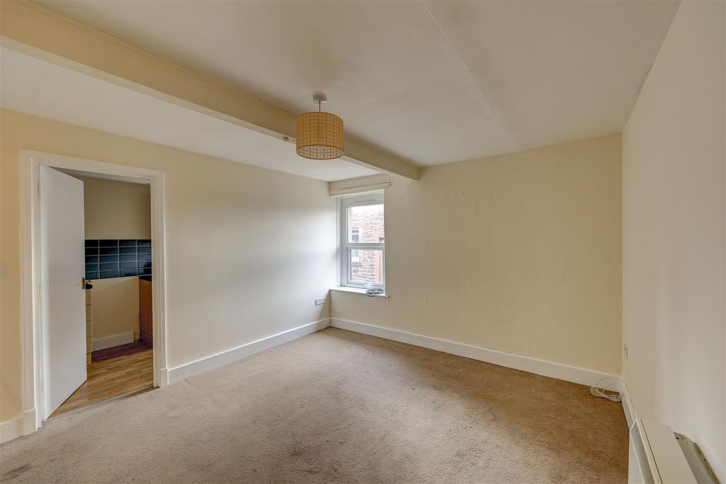 Property photo 3 of 6 Lounge