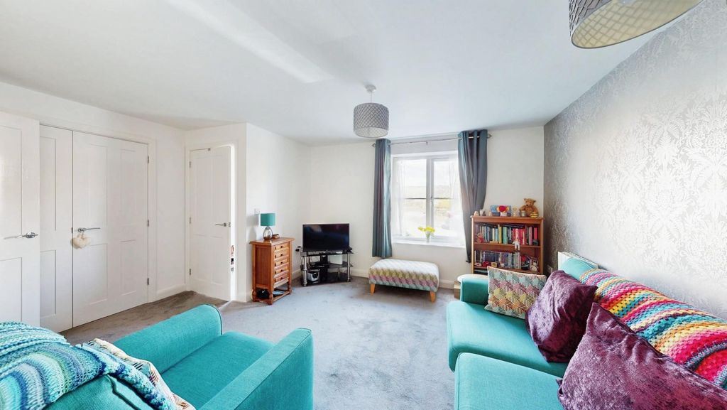 Property photo 2 of 15 6841274F-Hepworth-Way-04022025_212327.Jpg