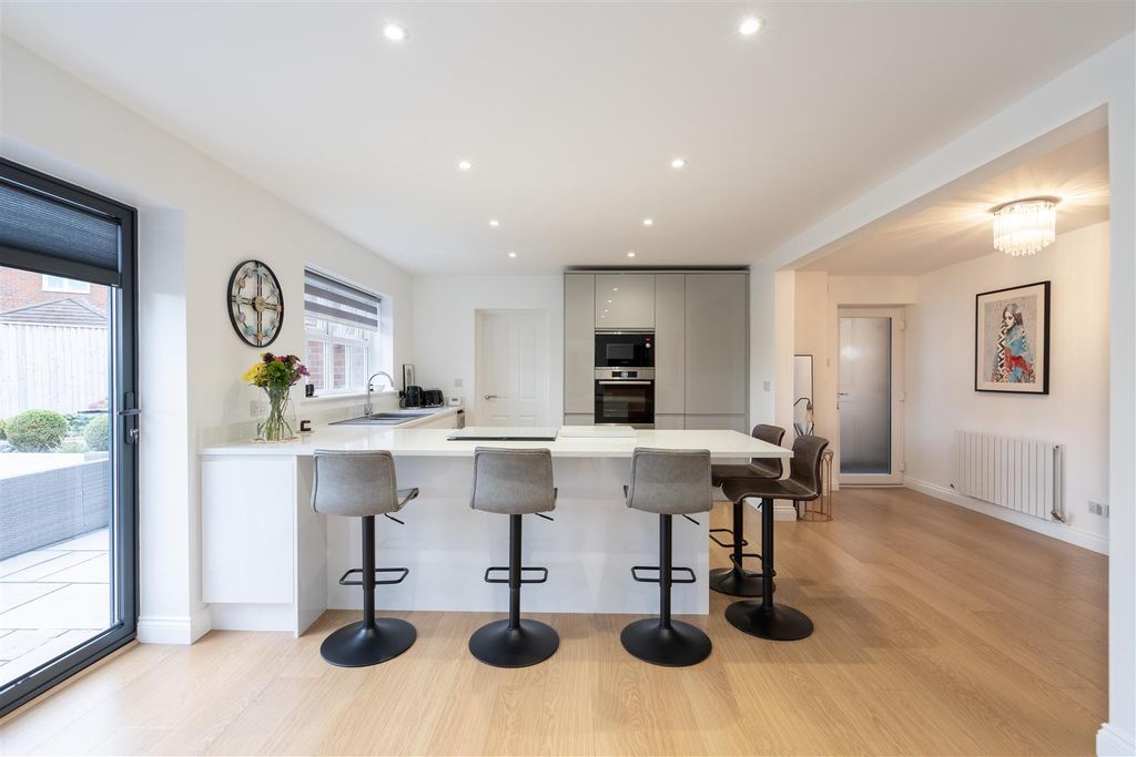 Property photo 2 of 14 Kitchen / Dining Room