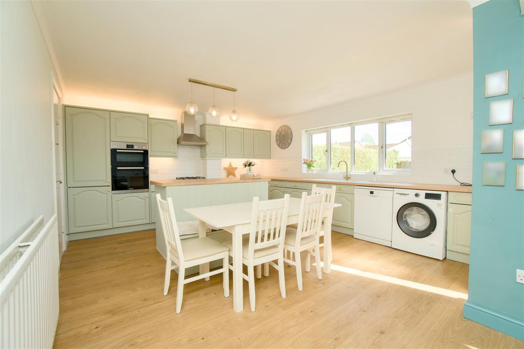 Property photo 2 of 25 Dining Kitchen