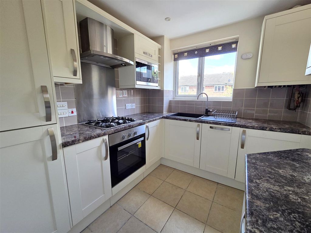 Property photo 2 of 12 Kitchen